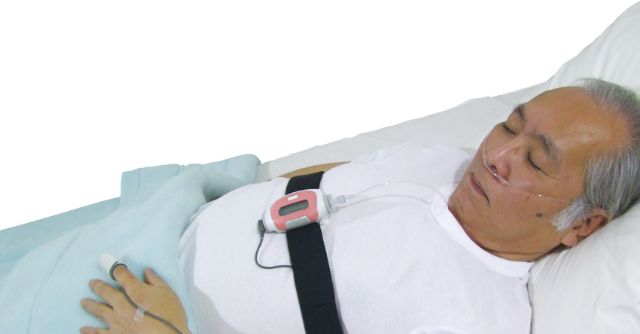 睡眠検査を受けている人の写真